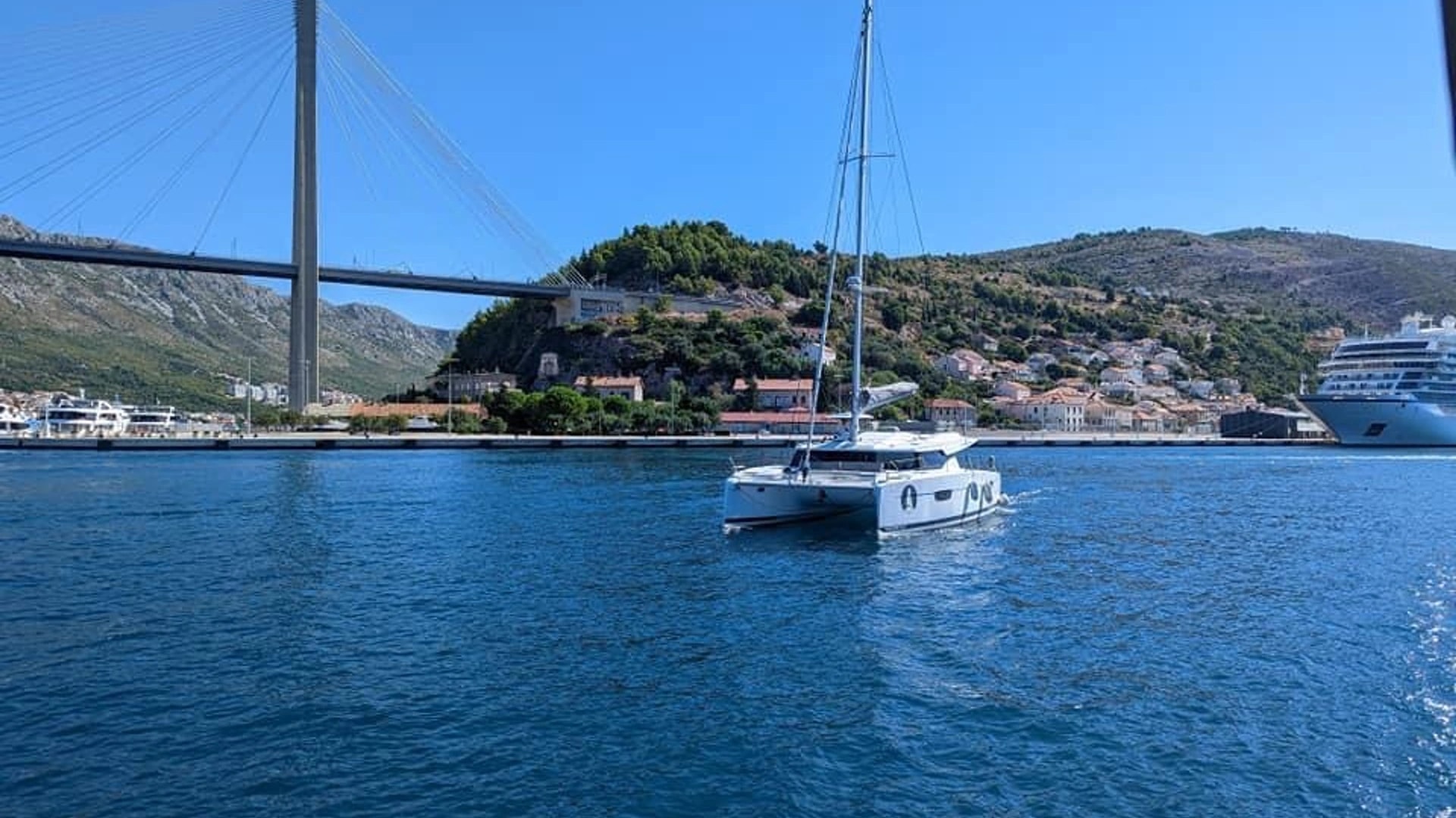 Premium catamaran yacht sailing — Omare Yachting